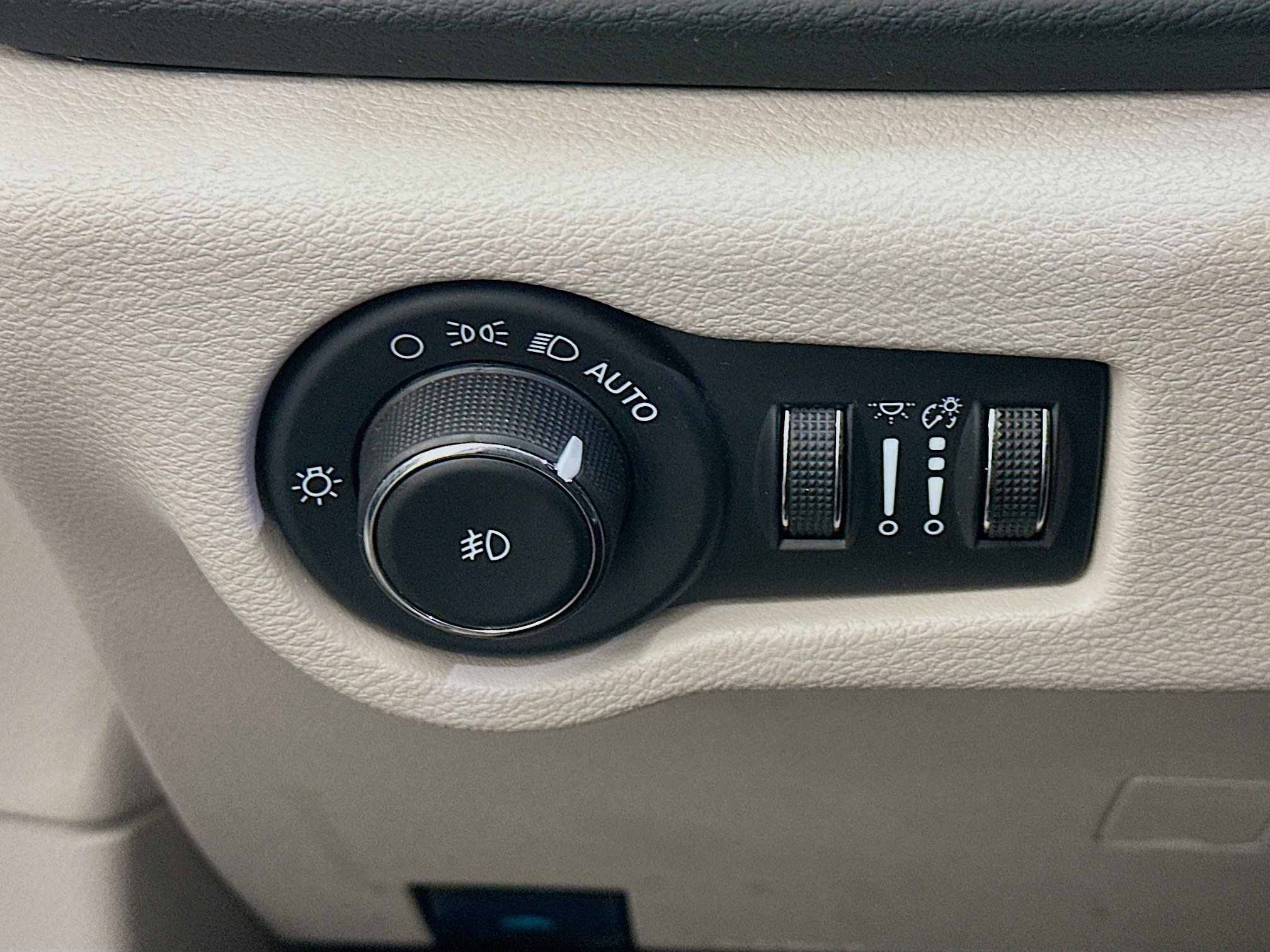 Used 2024 Chrysler Pacifica Touring-L image 17