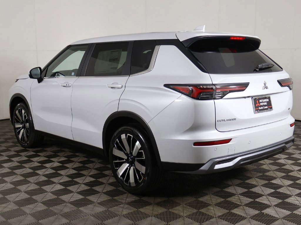 New 2025 Mitsubishi Outlander SE image 12