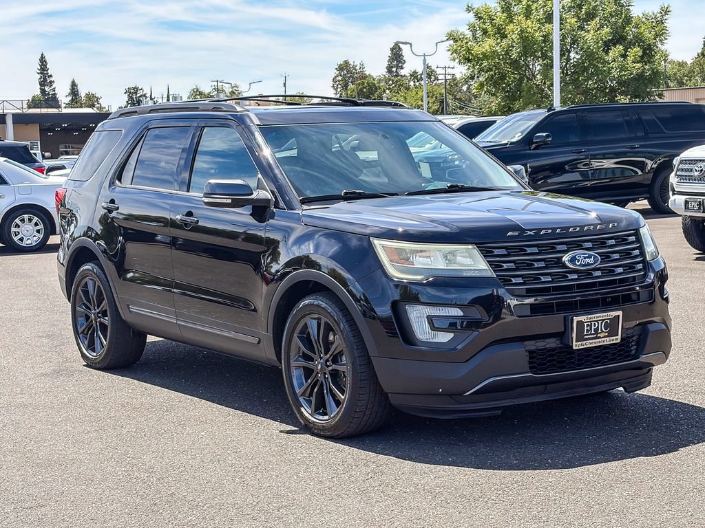 Used 2017 Ford Explorer XLT w/ Equipment Group 202A FWD image 5
