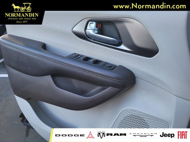 Used 2017 Chrysler Pacifica LX FWD image 14