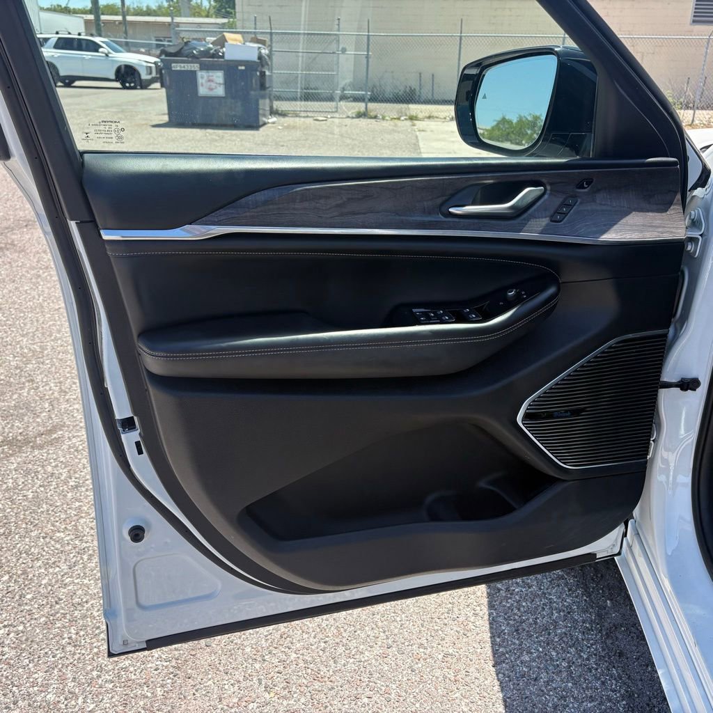 Used 2022 Jeep Grand Cherokee L Overland w/ Luxury Tech Group IV image 10