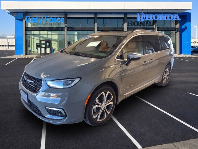 Used 2025 Chrysler Pacifica Pinnacle AWD/4WD image 4