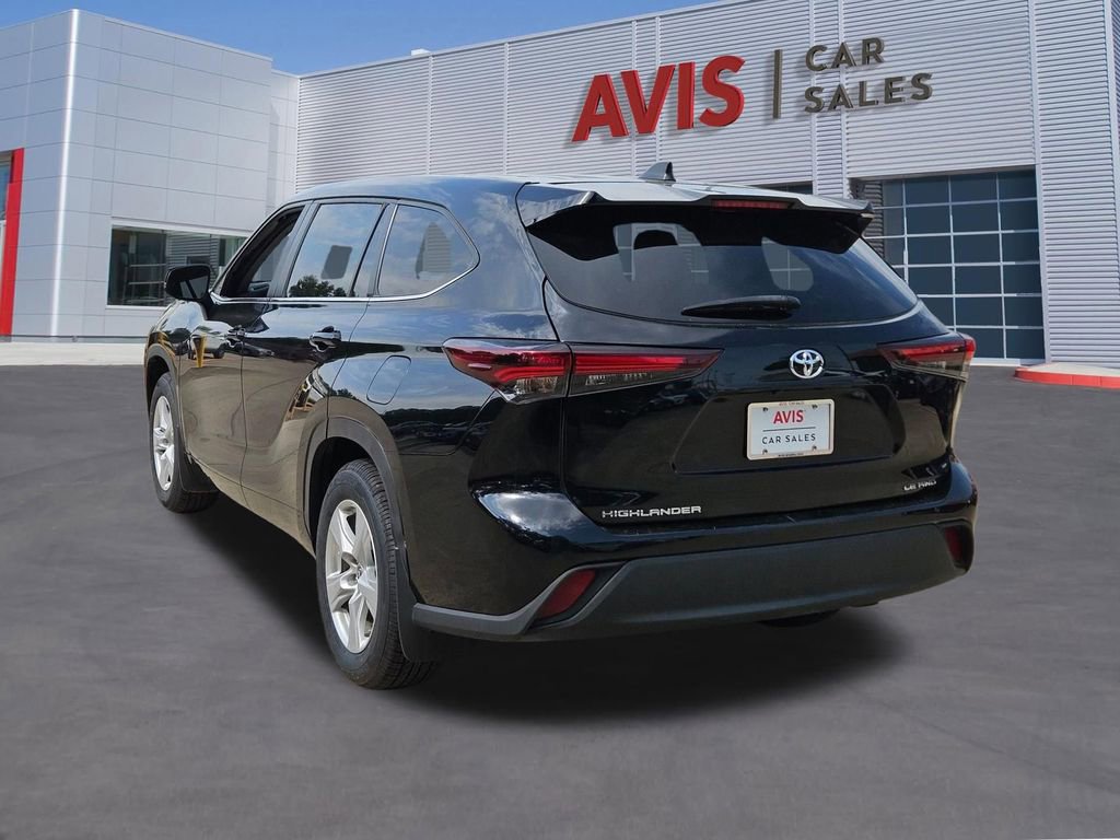 Used 2024 Toyota Highlander LE image 3