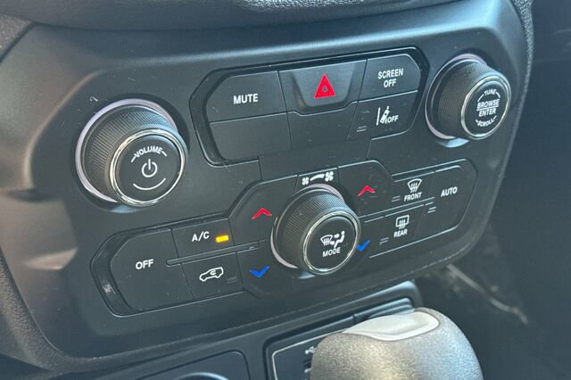 Used 2022 Jeep Renegade Latitude AWD/4WD image 21