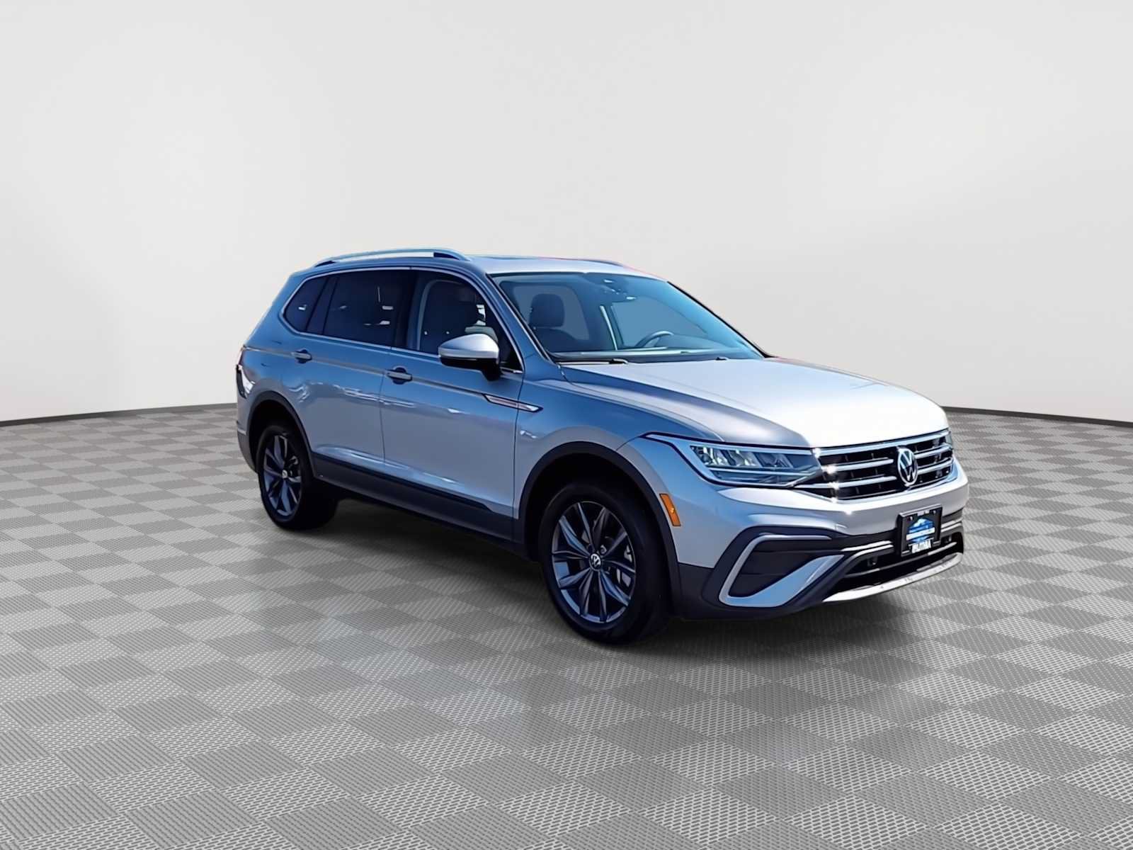Used 2022 Volkswagen Tiguan SE AWD/4WD image 2