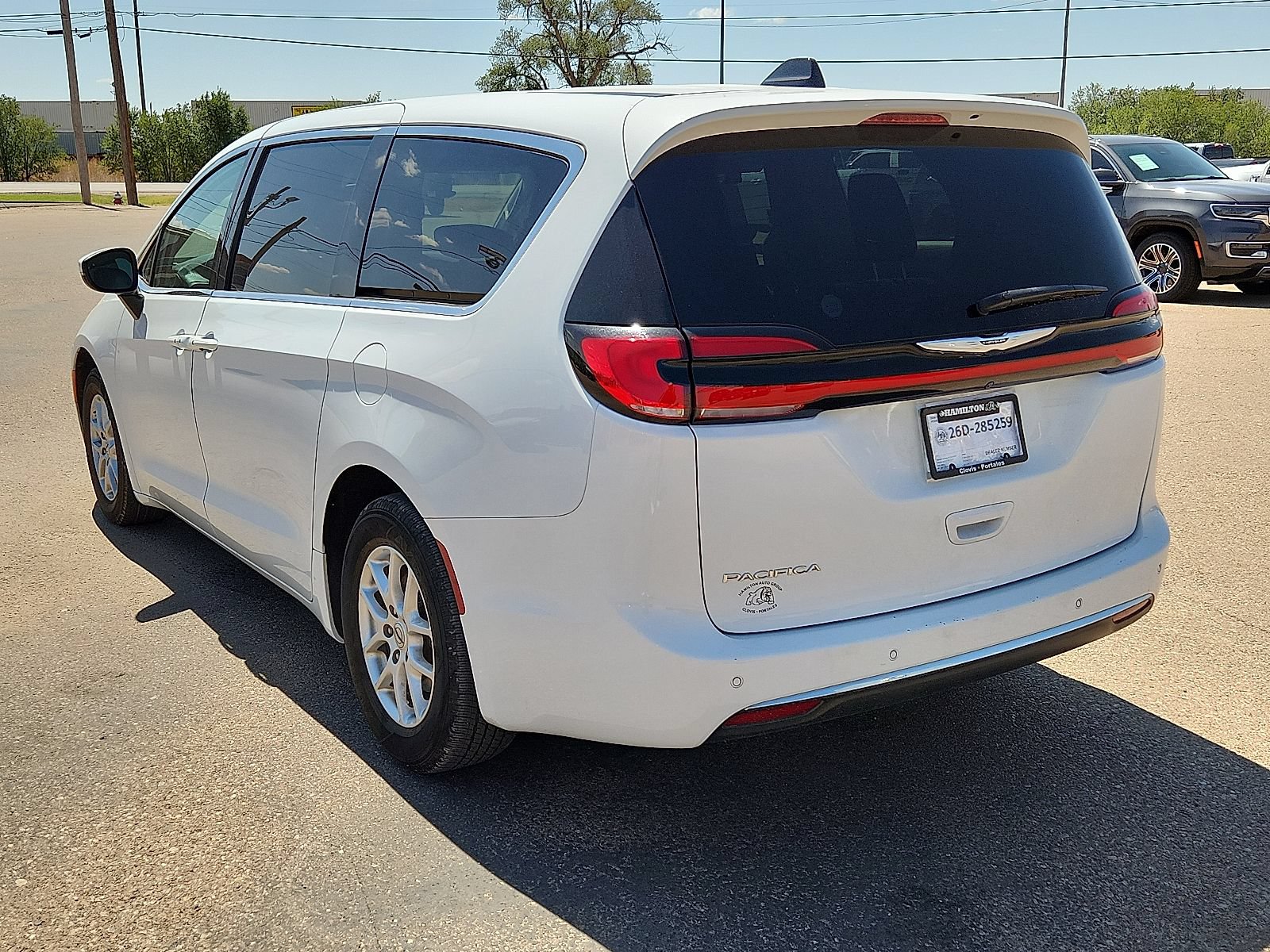 Used 2023 Chrysler Pacifica Touring-L FWD image 3