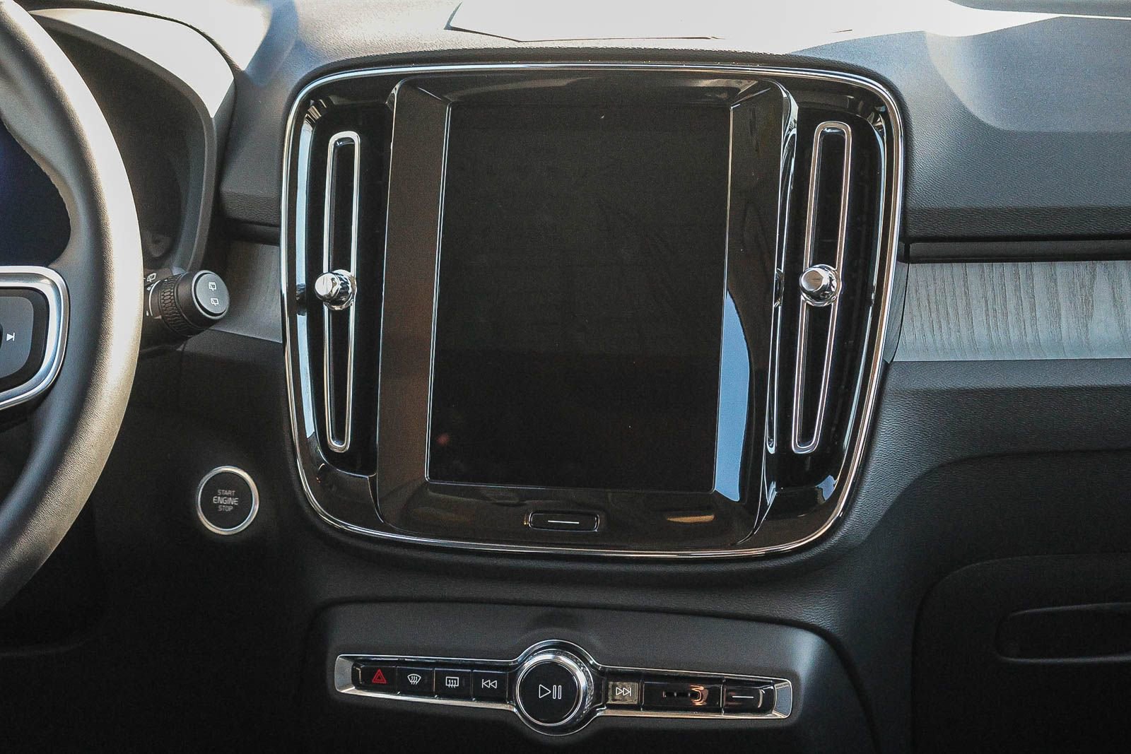 Used 2025 Volvo XC40 B5 Core image 26