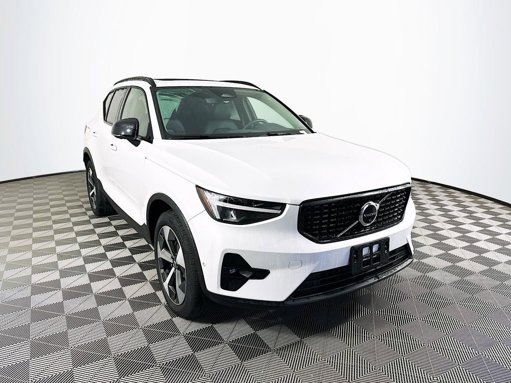 Used 2023 Volvo XC40 B5 Plus w/ Driver Assist Package image 3