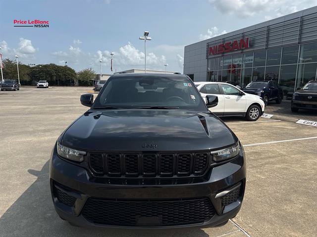 Used 2025 Jeep Grand Cherokee Altitude AWD/4WD image 2