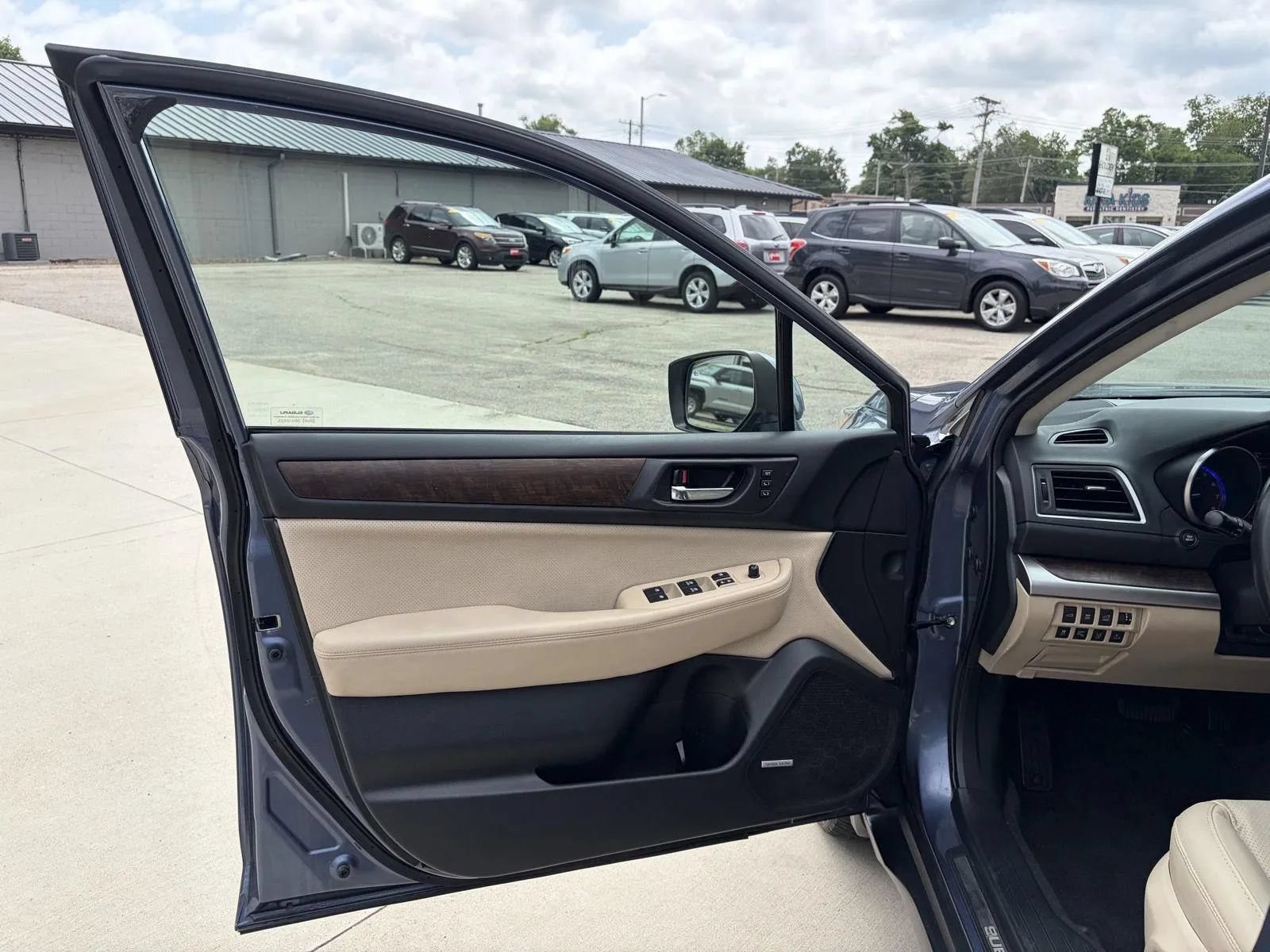 Used 2015 Subaru Outback 2.5i Limited AWD/4WD image 10