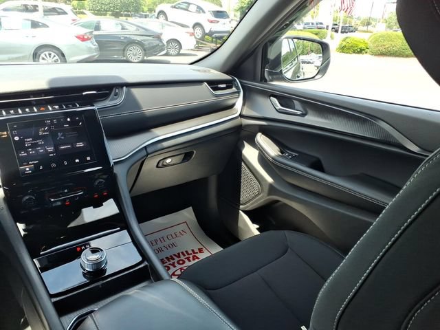 Used 2025 Jeep Grand Cherokee Laredo RWD image 11