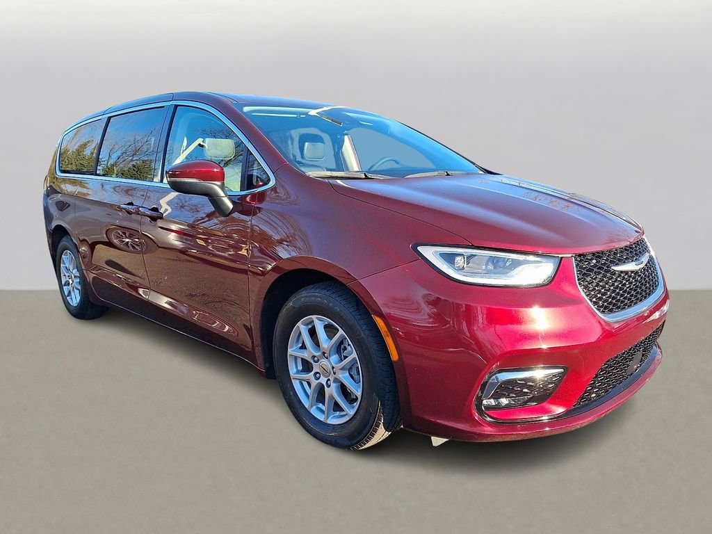 Used 2023 Chrysler Pacifica Touring-L image 2