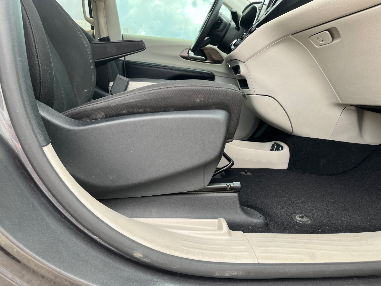 Used 2018 Chrysler Pacifica Touring Plus w/ Tire & Wheel Group FWD image 28