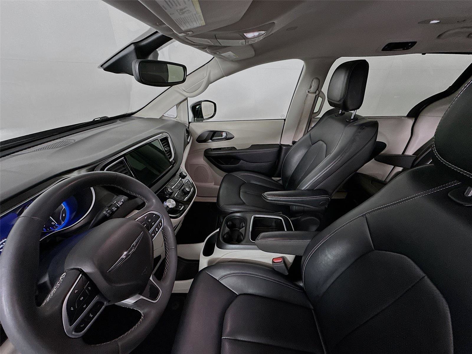 Used 2024 Chrysler Pacifica Touring-L image 5