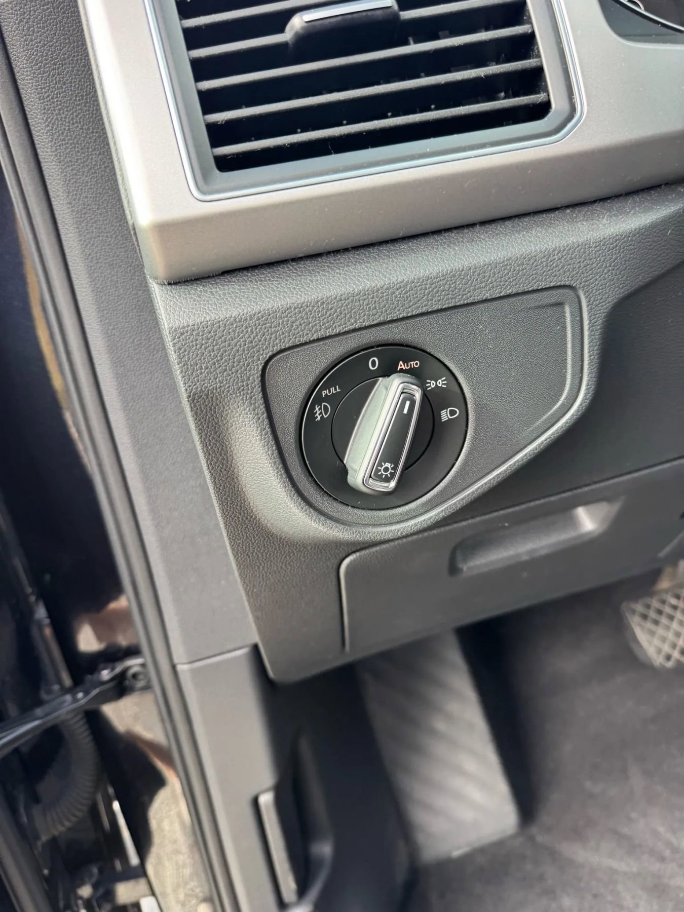 Used 2018 Volkswagen Atlas SE image 25