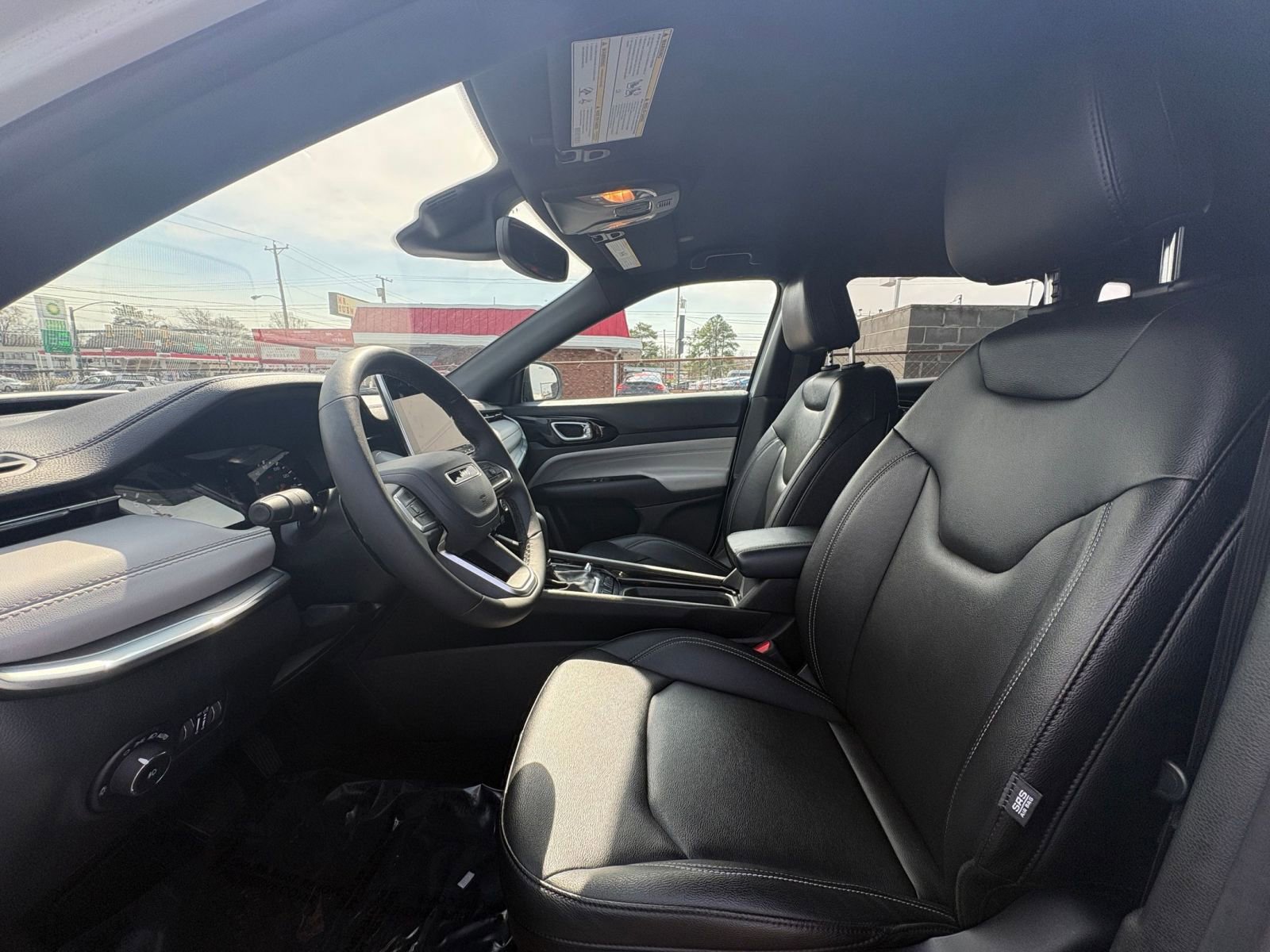 Used 2025 Jeep Compass Limited image 28