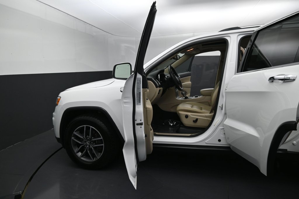 Used 2018 Jeep Grand Cherokee Limited AWD/4WD image 13