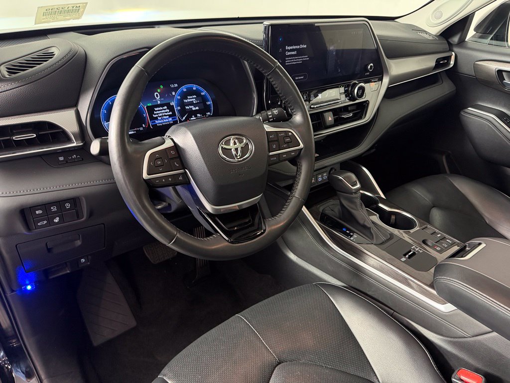Used 2024 Toyota Highlander Platinum FWD image 12