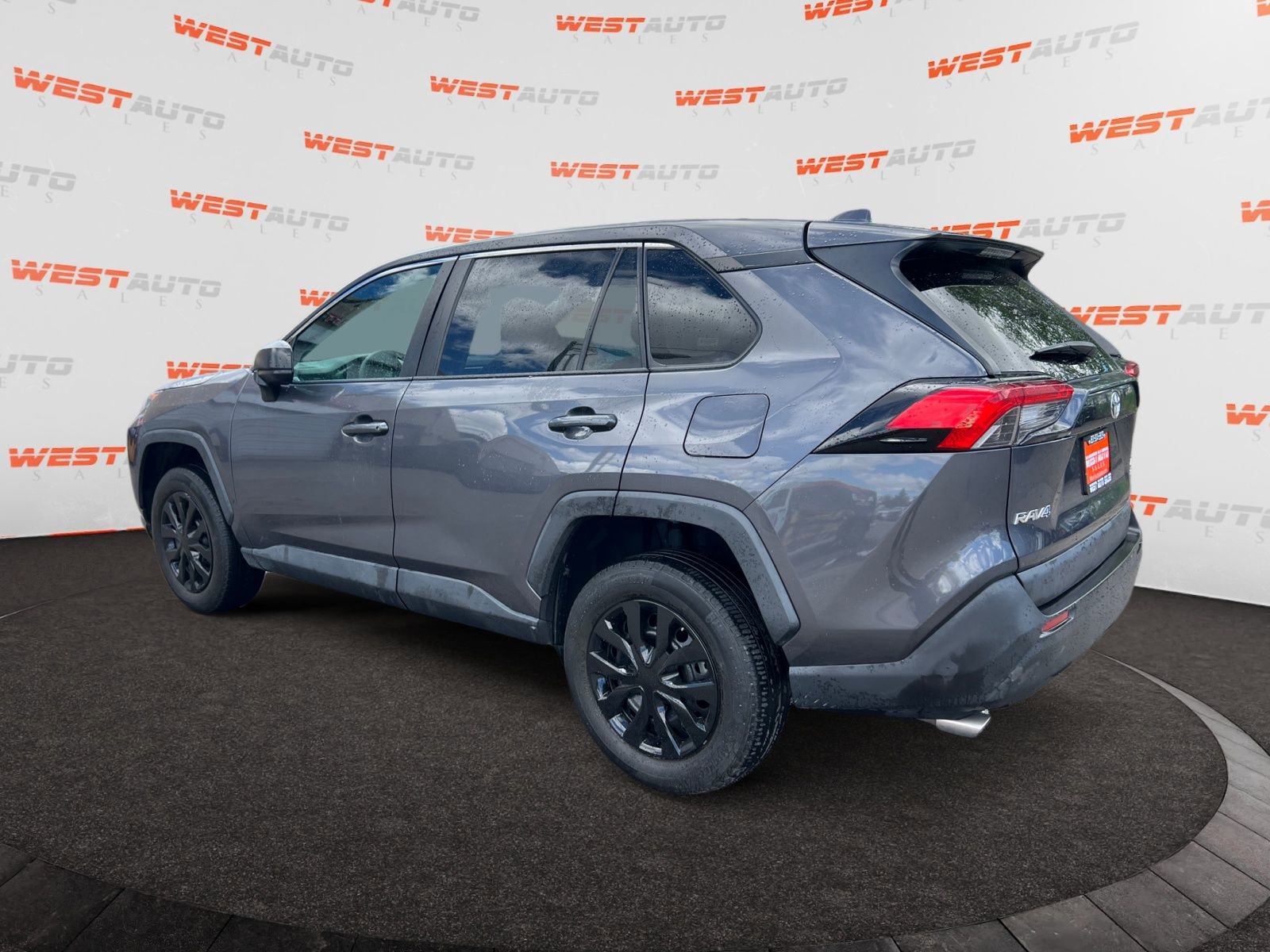 Used 2022 Toyota RAV4 LE AWD/4WD image 3