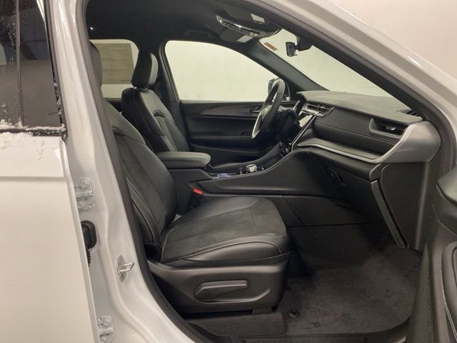 New 2025 Jeep Grand Cherokee Altitude image 24