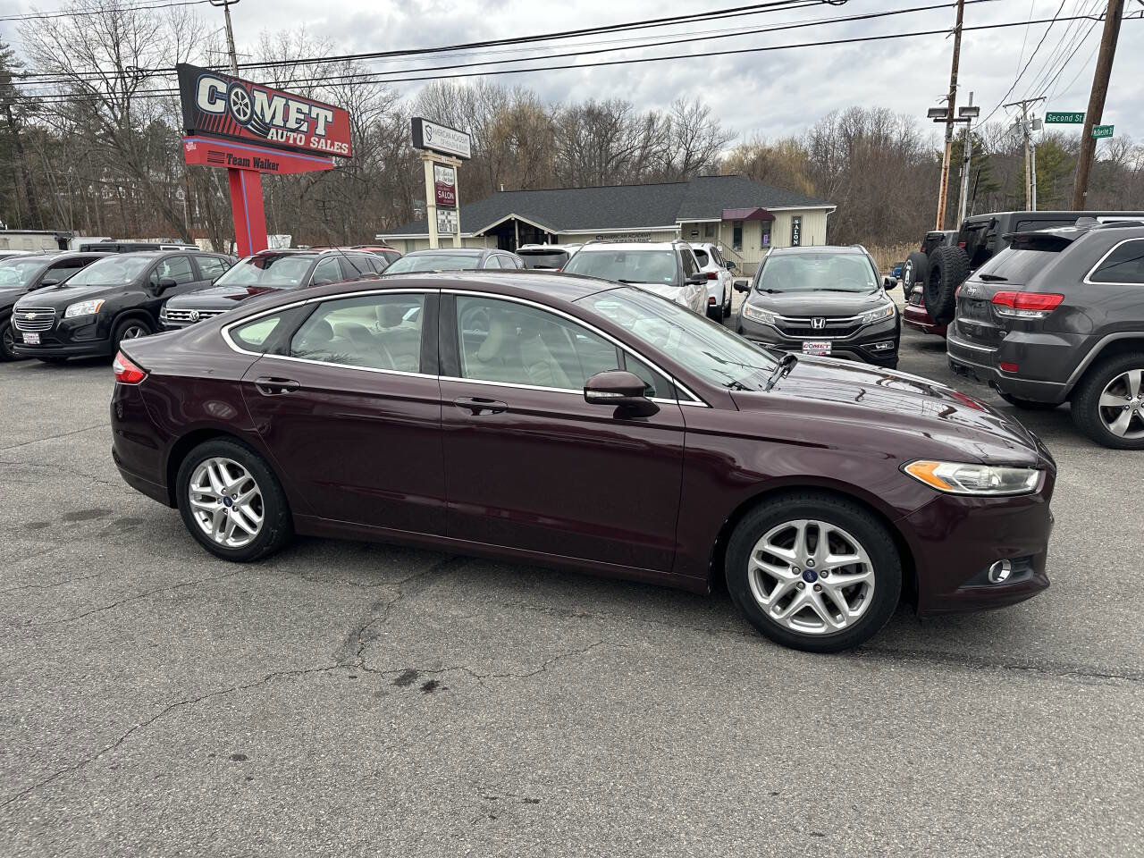 Used 2013 Ford Fusion SE FWD image 2