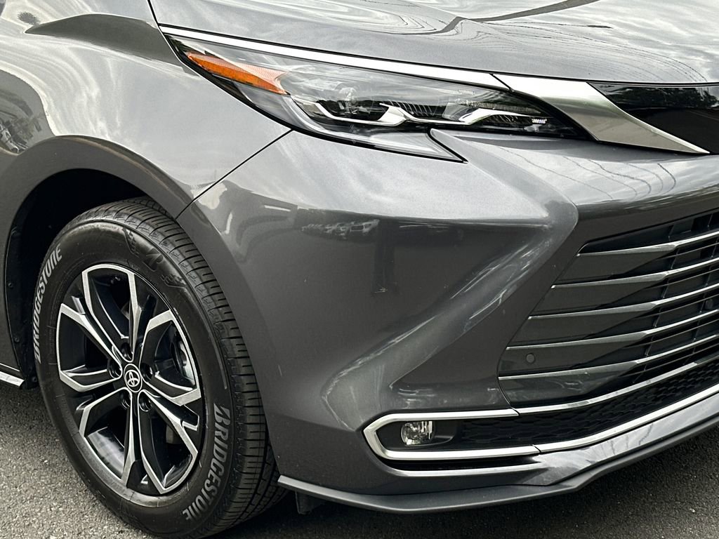Used 2025 Toyota Sienna Platinum AWD/4WD image 11