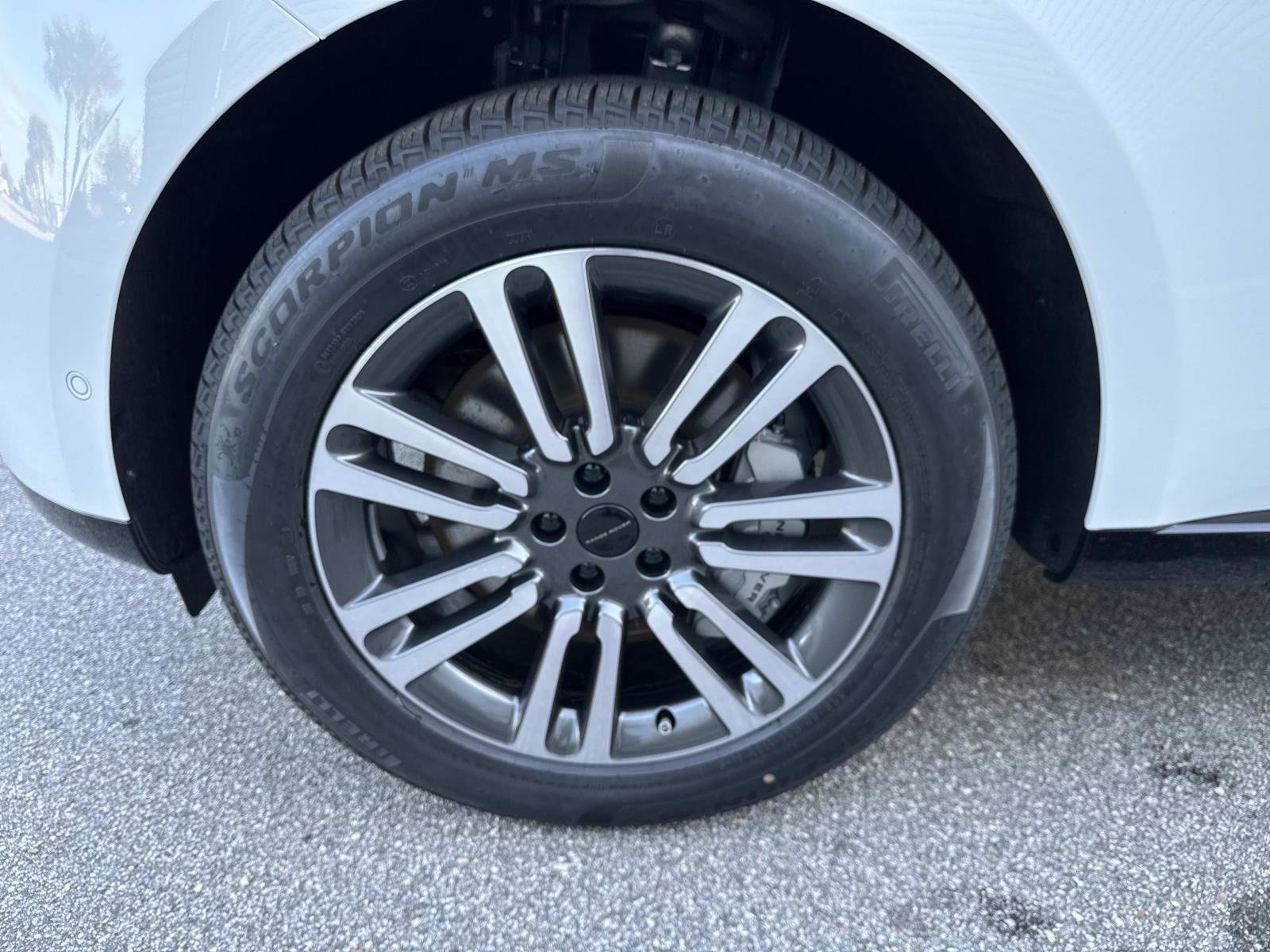 New 2026 Land Rover Range Rover Long Wheelbase SE image 10