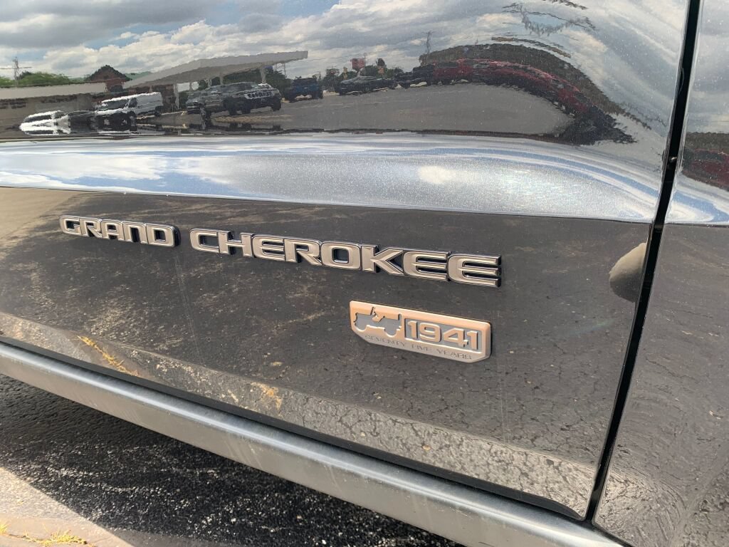 Used 2016 Jeep Grand Cherokee Laredo 75th Anniversary AWD/4WD image 9