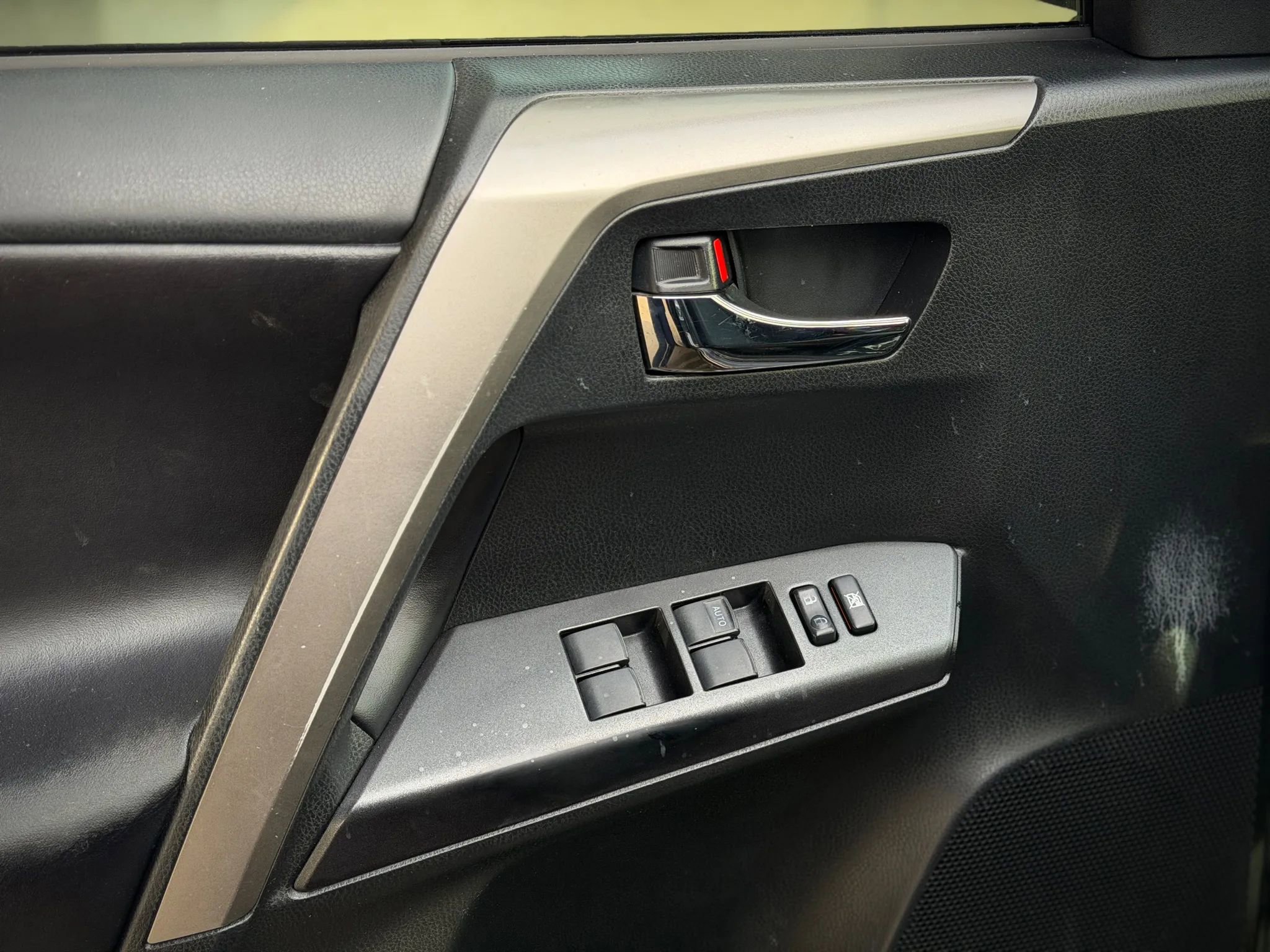 Used 2018 Toyota RAV4 XLE image 8