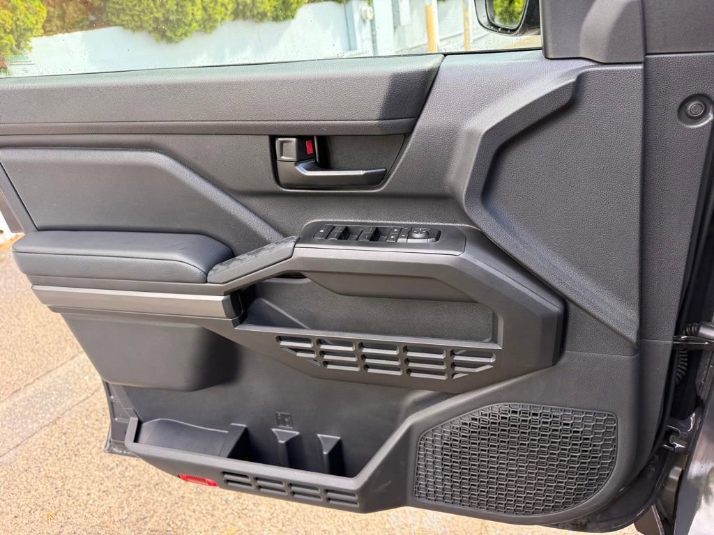Used 2025 Toyota Tacoma SR5 AWD/4WD image 21