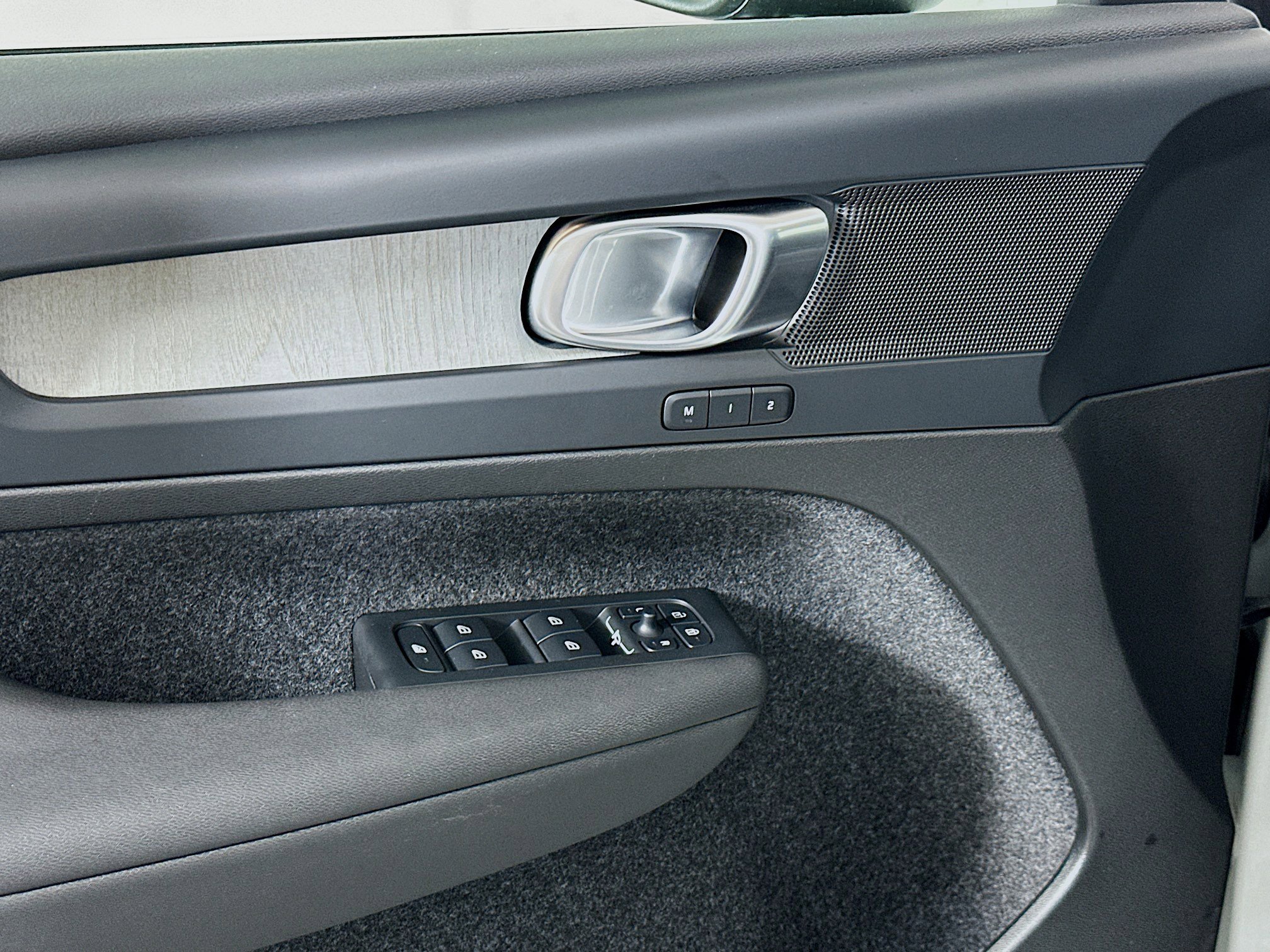 Used 2025 Volvo XC40 B5 Plus image 15