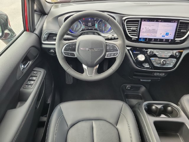 Used 2025 Chrysler Voyager LX FWD image 13