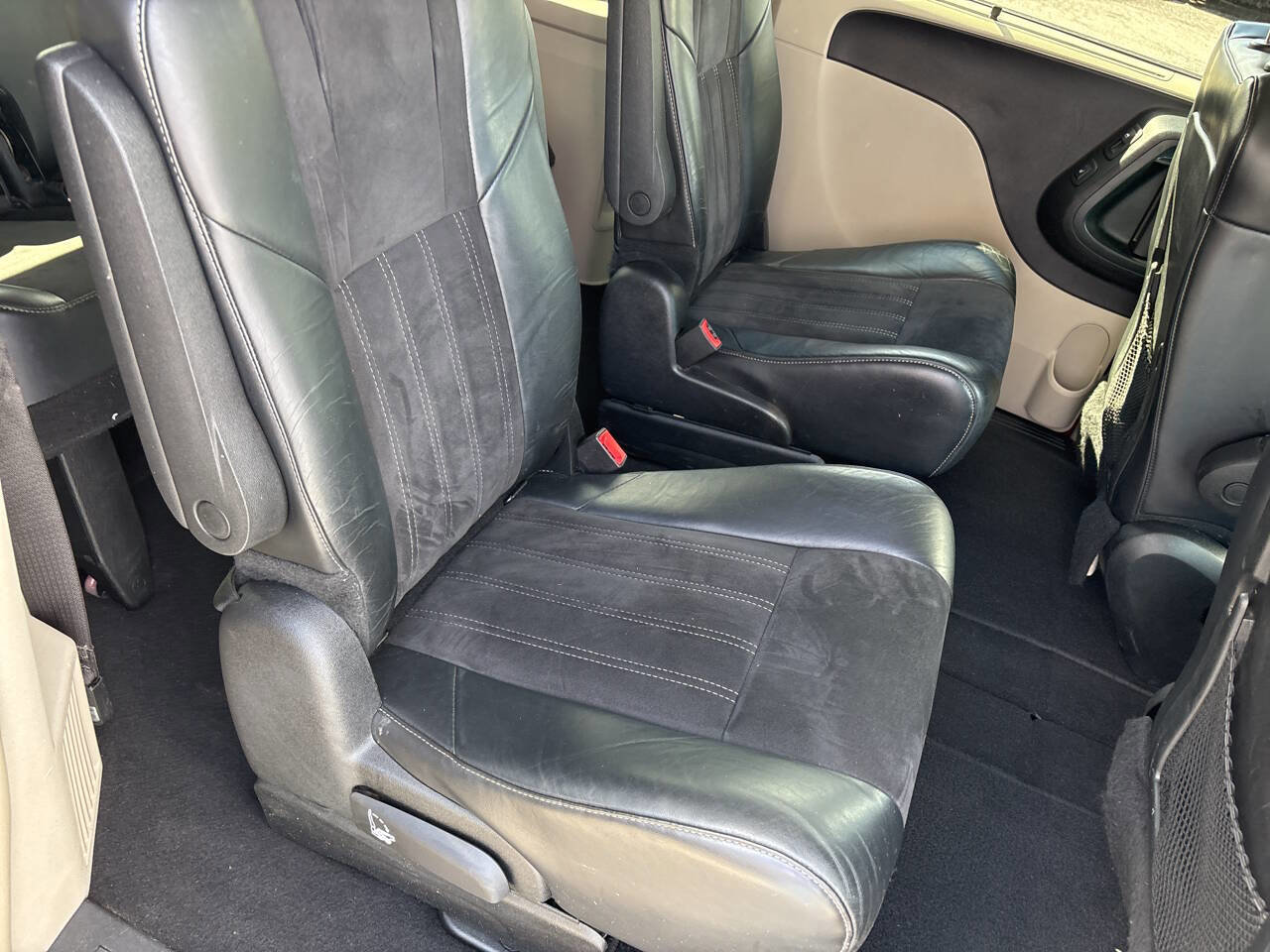 Used 2014 Chrysler Town & Country Touring-L image 9