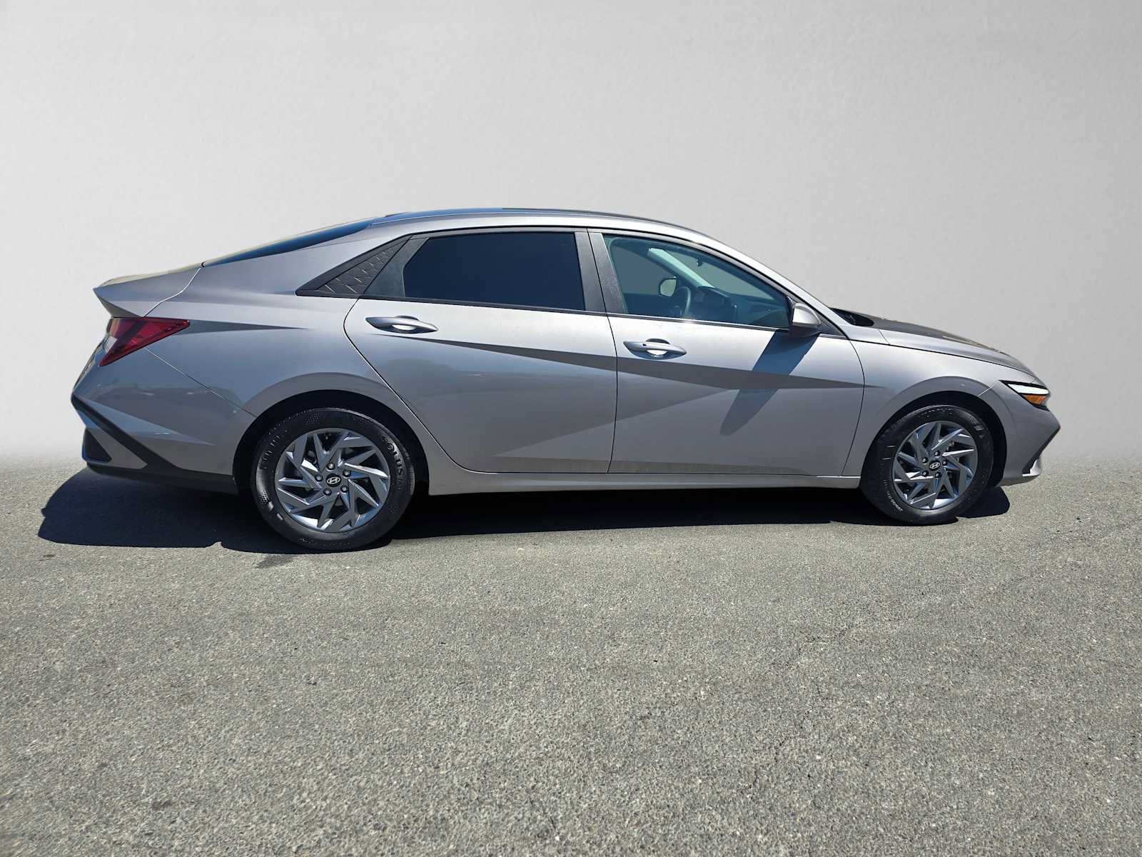 Used 2024 Hyundai Elantra SEL FWD image 2