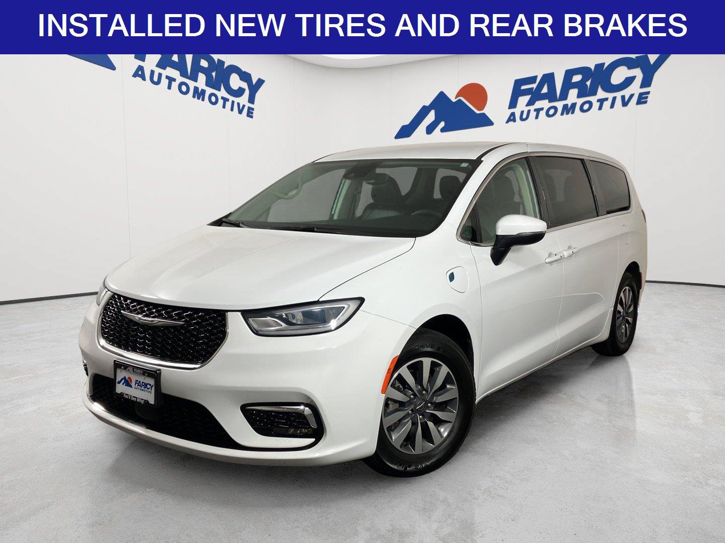 Used 2023 Chrysler Pacifica Touring-L FWD image 1