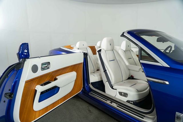 Used 2017 Rolls-Royce Dawn RWD image 26