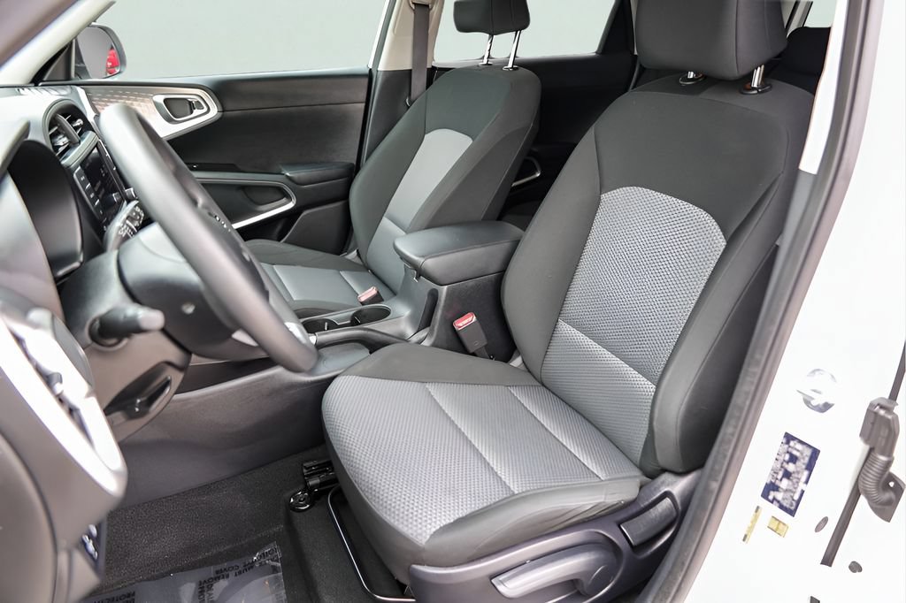 Used 2023 Kia Soul LX w/ LX Technology Package FWD image 10