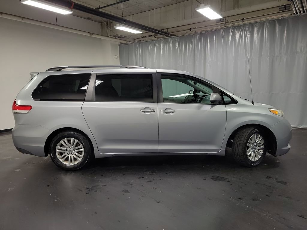 Used 2014 Toyota Sienna XLE image 9