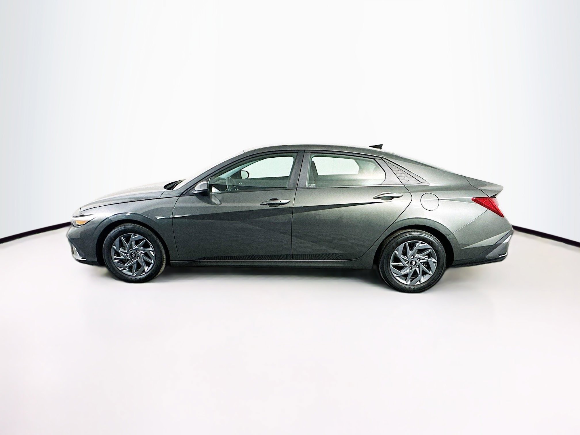 Used 2024 Hyundai Elantra Blue image 4