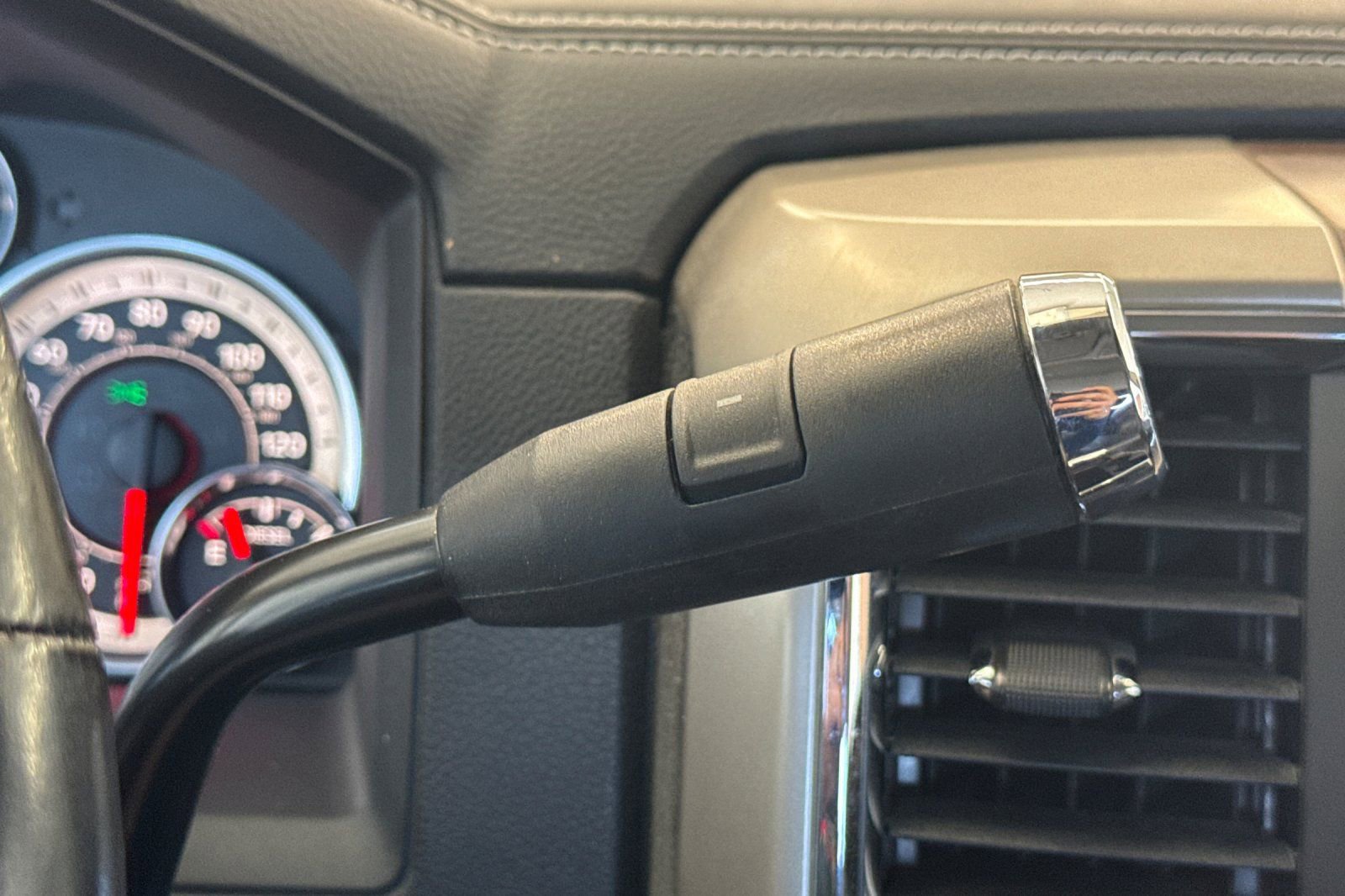Used 2014 RAM 3500 Laramie RWD image 22