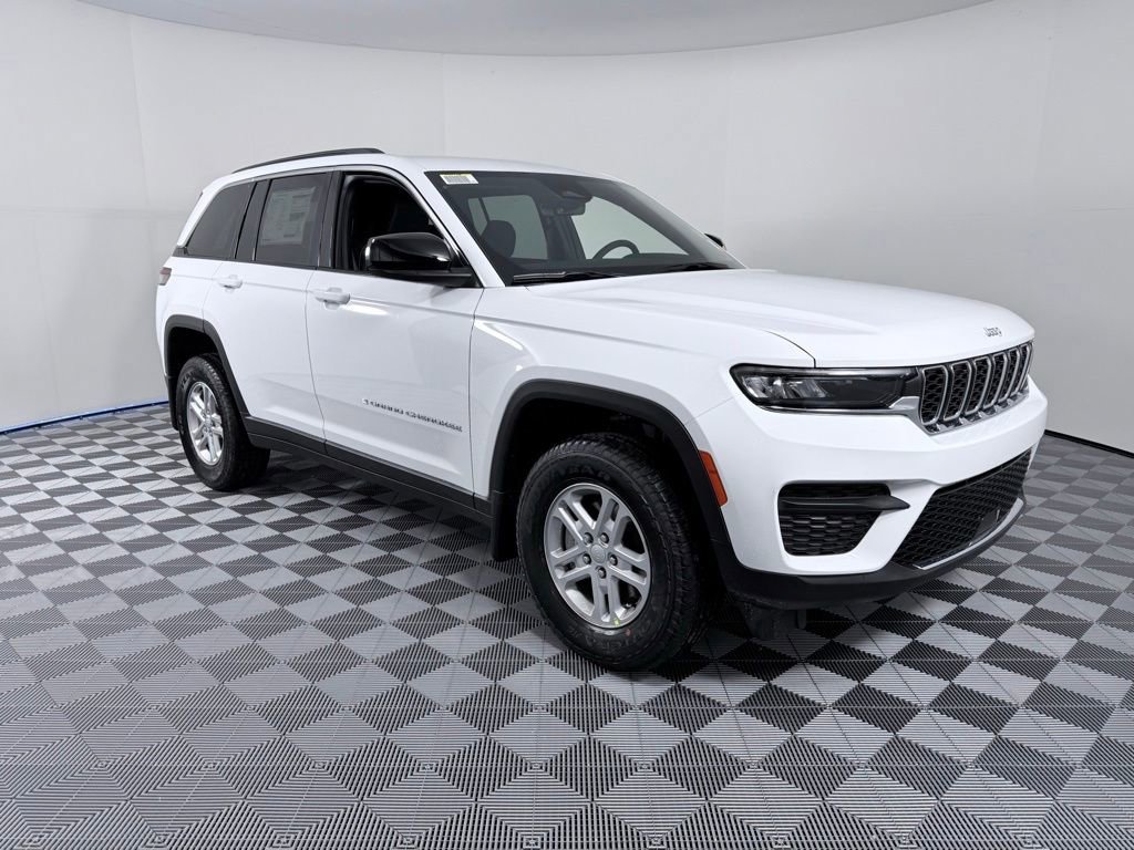 New 2025 Jeep Grand Cherokee Laredo image 2