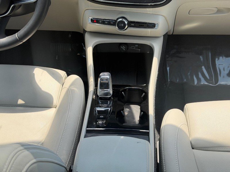 Certified 2026 Volvo XC40 B5 Plus AWD/4WD image 15