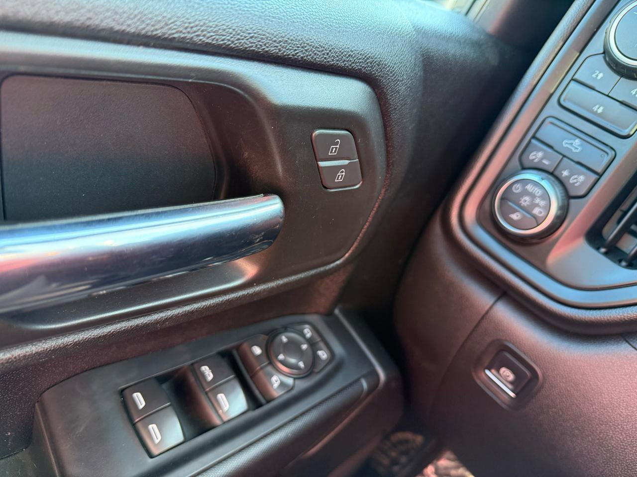 Used 2022 Chevrolet Silverado 2500 Custom w/ Custom Value Package image 11