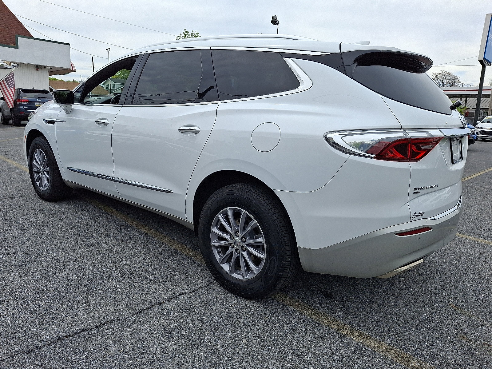 Used 2023 Buick Enclave Essence AWD/4WD image 3