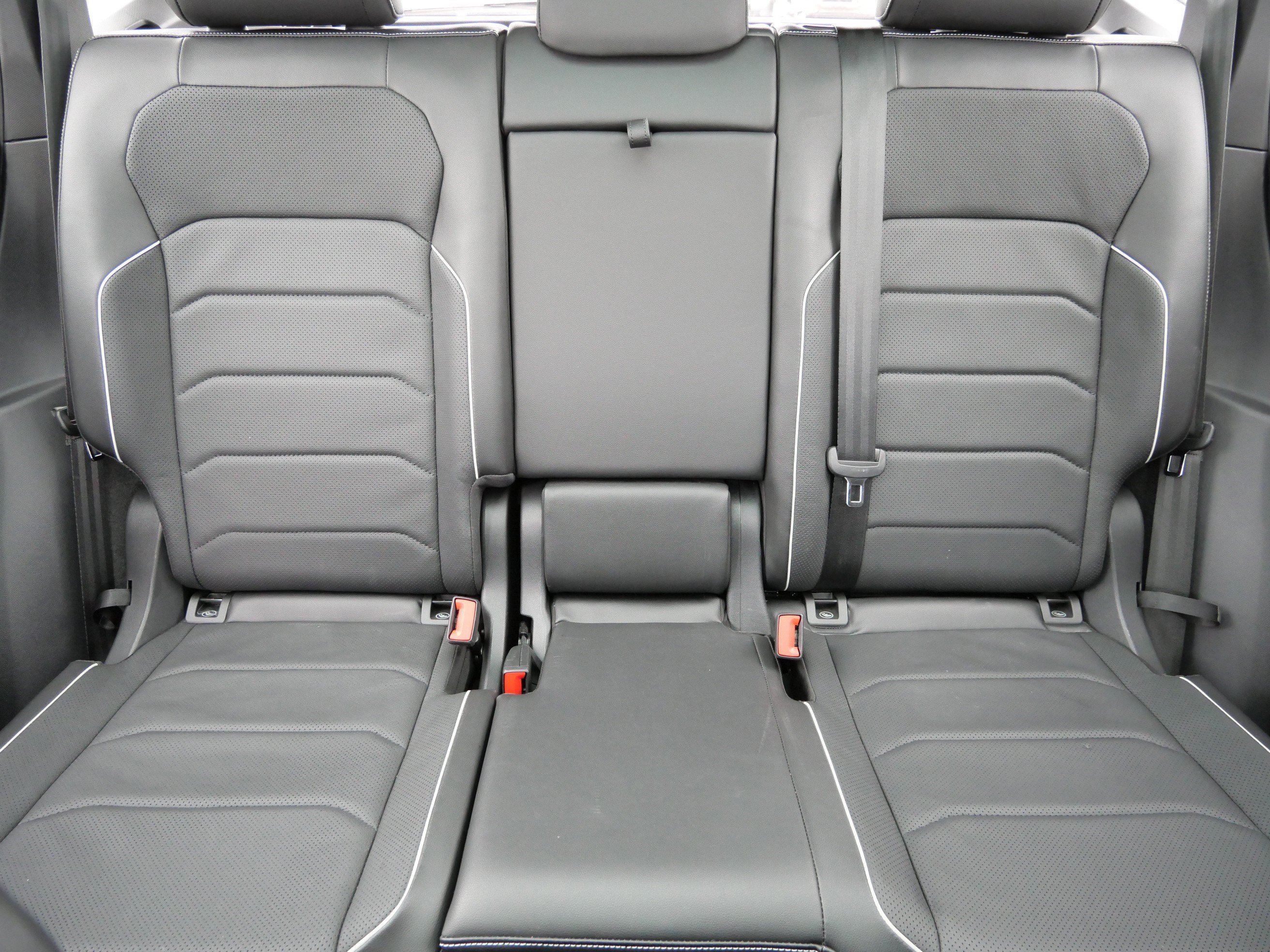 Certified 2022 Volkswagen Tiguan SEL R-Line image 13