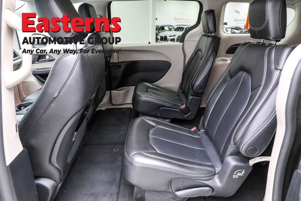 Used 2023 Chrysler Pacifica Touring-L FWD image 21