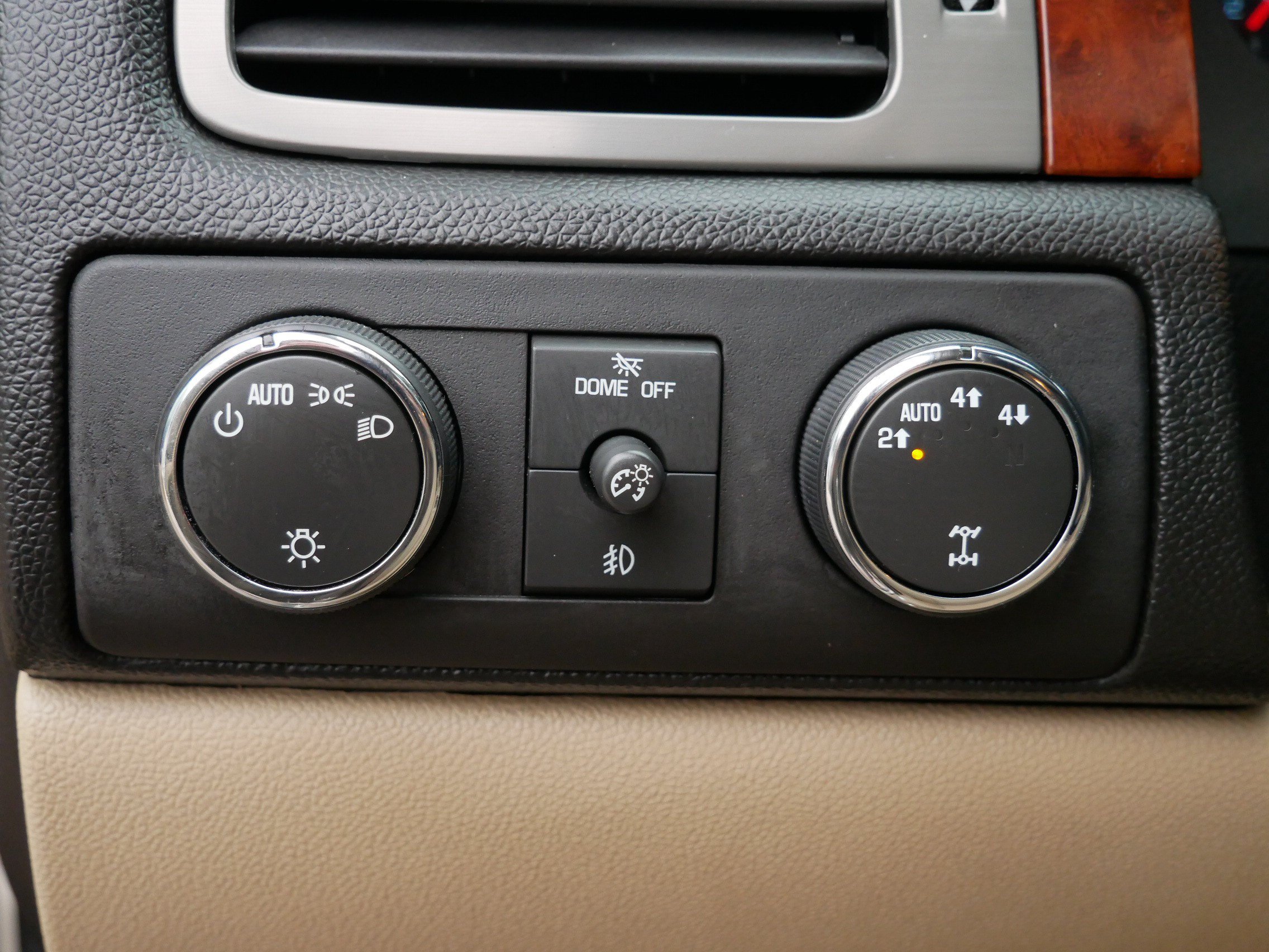 Used 2008 Chevrolet Avalanche LTZ w/ LTZ Preferred Equipment Group AWD/4WD image 17