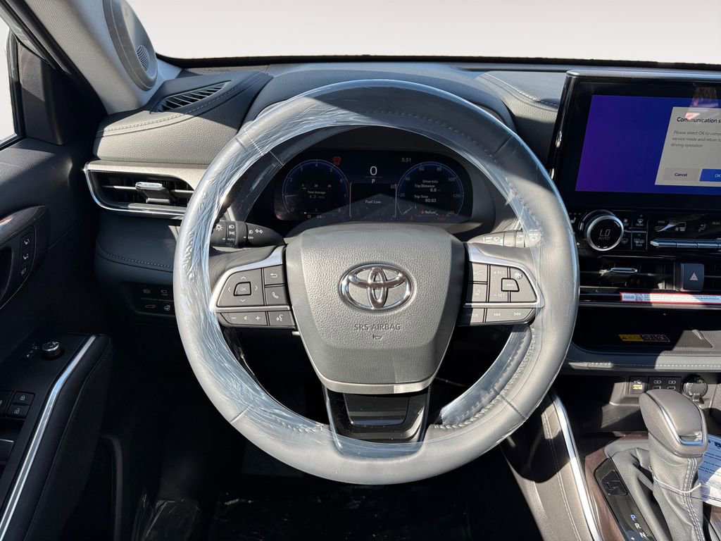 New 2025 Toyota Highlander Limited image 12