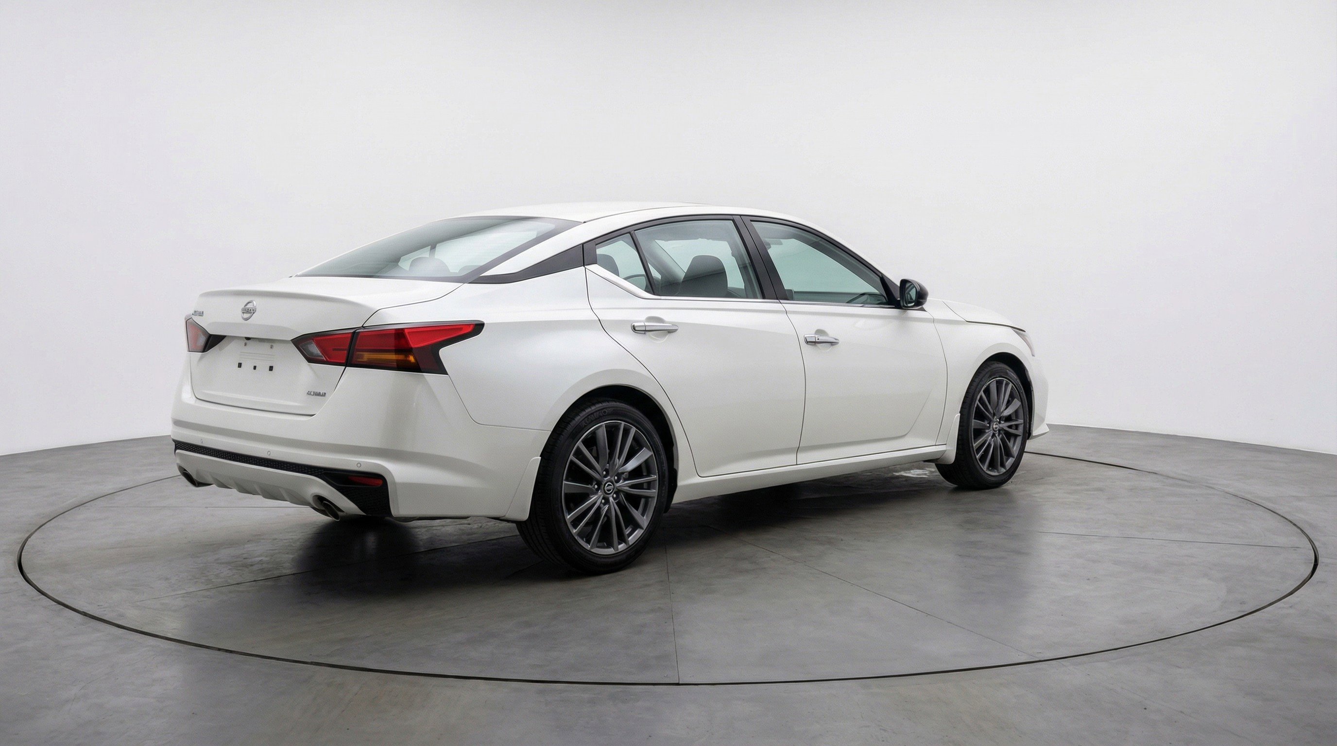 Used 2025 Nissan Altima 2.5 SV FWD image 9