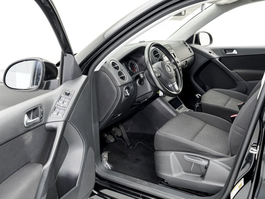 Used 2013 Volkswagen Tiguan S image 7